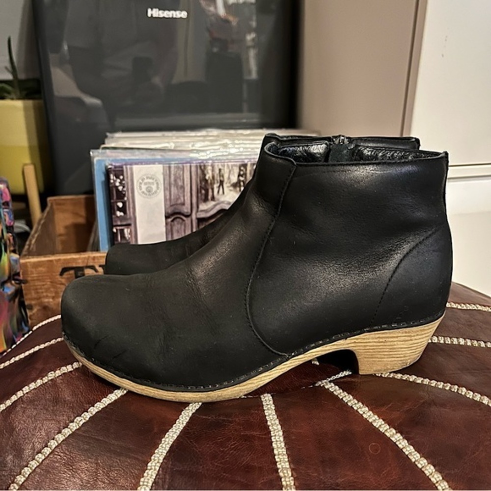 Dansko Maria Black Heeled Nubuck Leather Side Zip Ankle Booties 38 US 7.5-8
